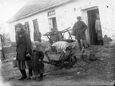 The family is evicted from their house. Photo of 1933. 