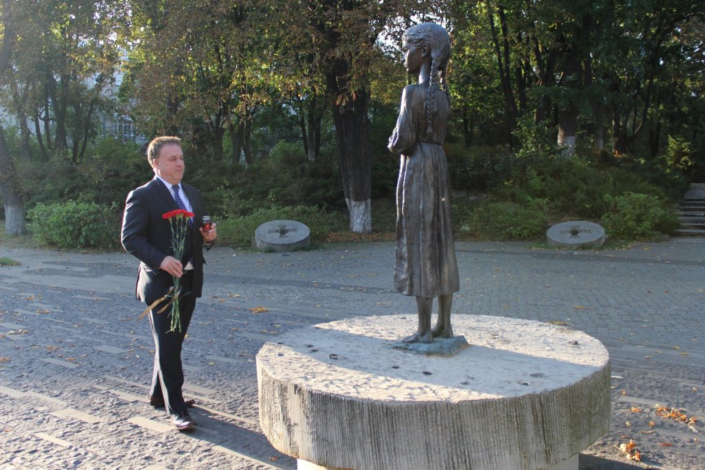 Visit of Canadian parliamentarians to the "Holodomor victims Memorial"
