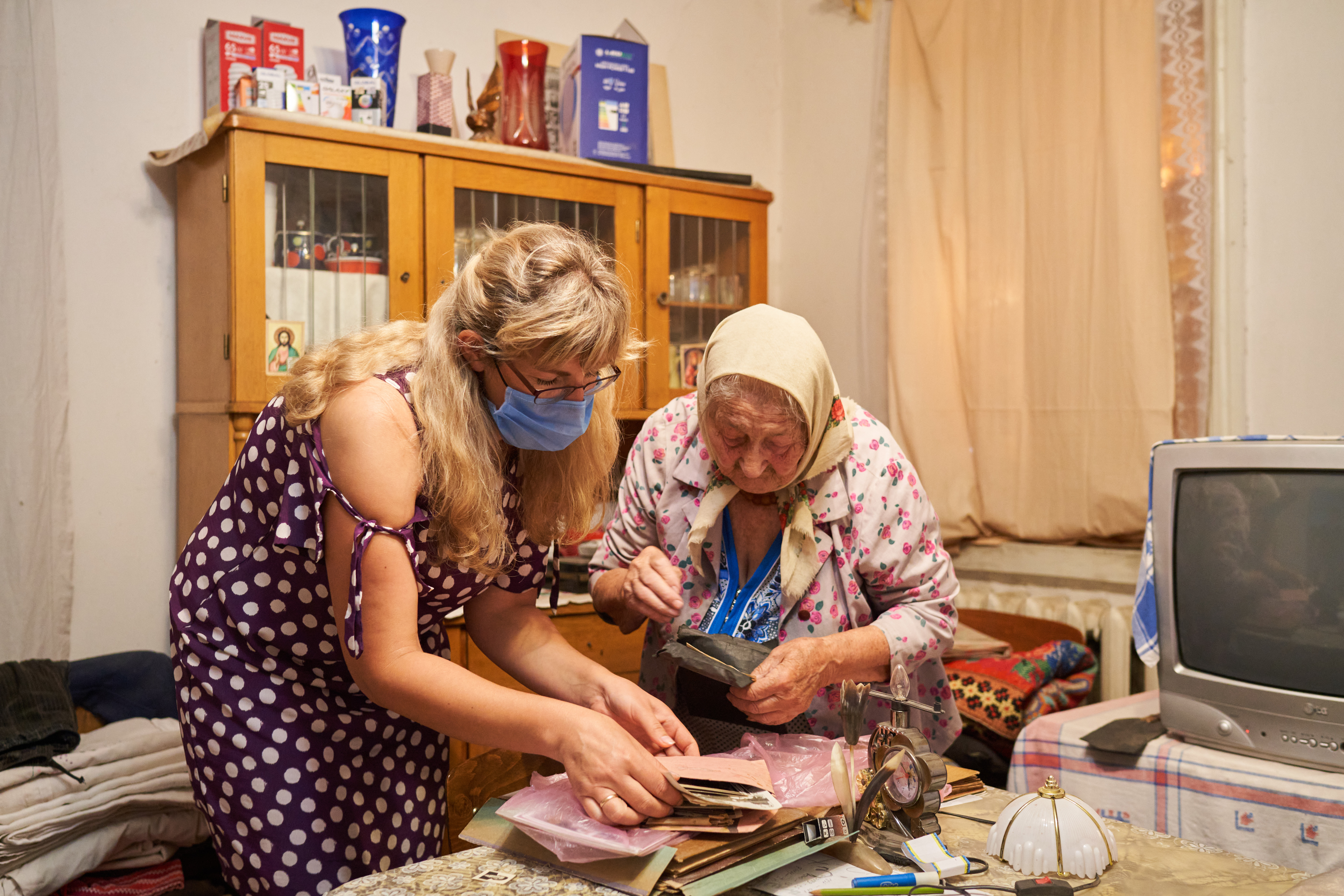 Працівниця музею Юлія Коцур з Марфою Коваленко розглядають сімейний архів Коваленків