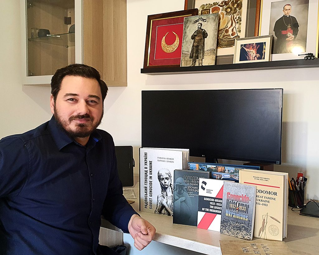 Croatian politician Marko Litre recieved the books about the Holodomor