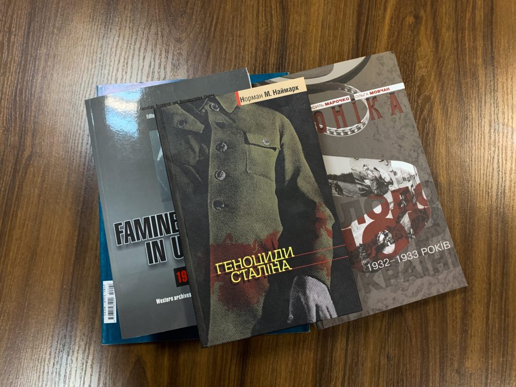 Nataliia Shulha handed over a collection of books to the Holodomor Museum
