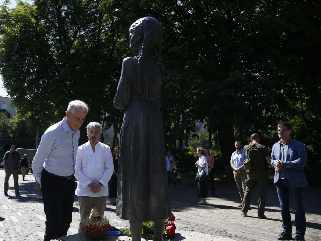 Norwegian Prime Minister Jonas Gahr Støre visited the Holodomor Museum