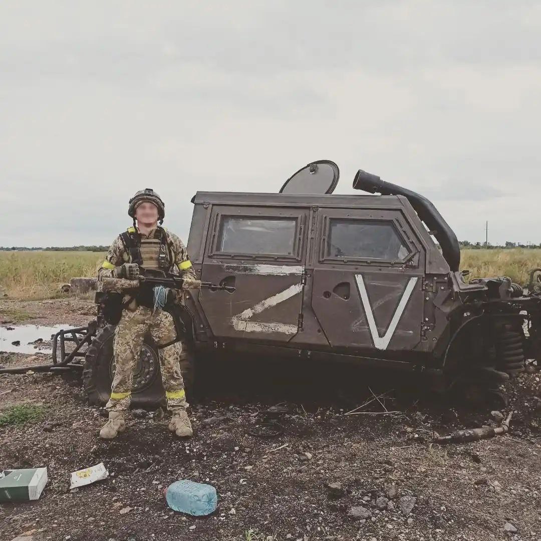 Знищений ворожий броньований автомобіль Рись, Херсонщина