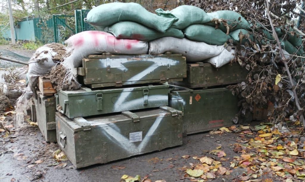 Літери Z і V на ящиках з боєприпасами російських військових – копія