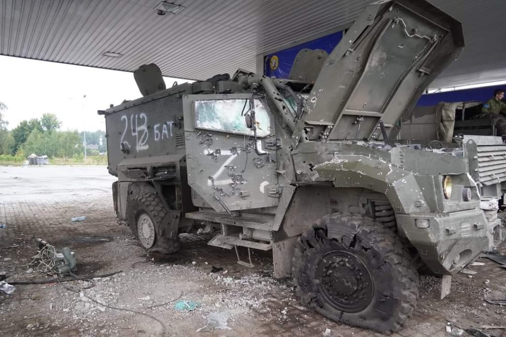 Розтрощений російський військовий автомобіль із символікою Z
