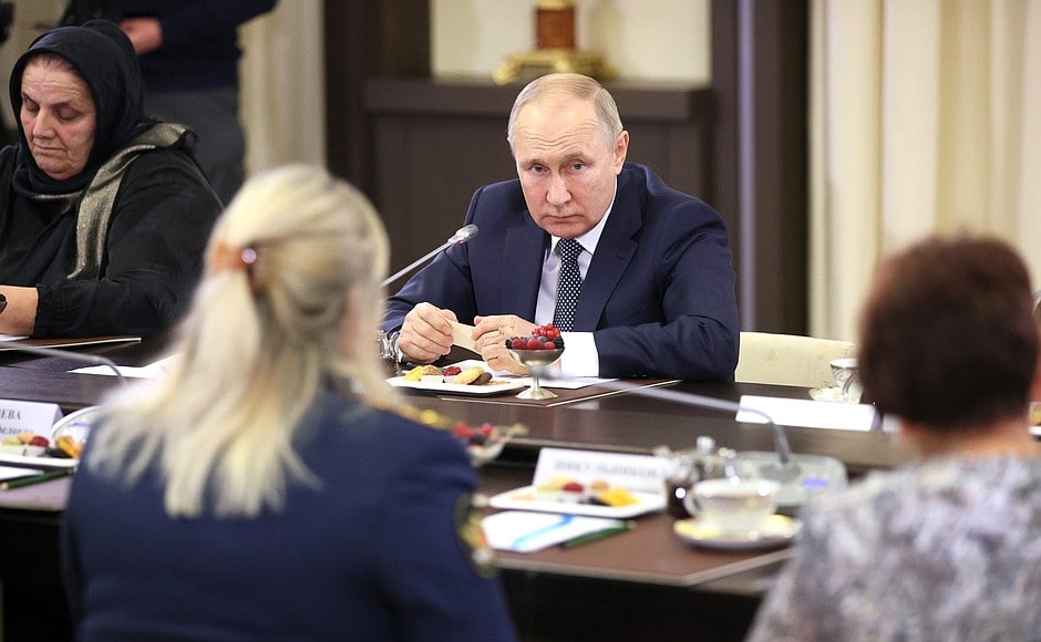Путін на зустрічі з матерями військових РФ заявив про “подвиги” окупантів