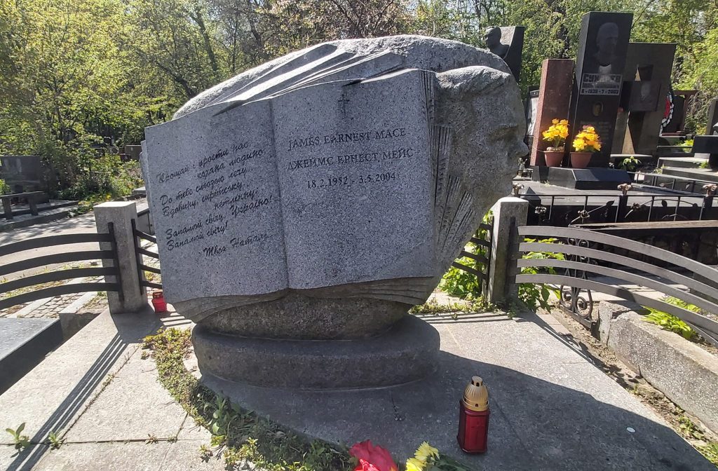 Representatives of the Holodomor Museum honoured the memory of James Mace at his grave
