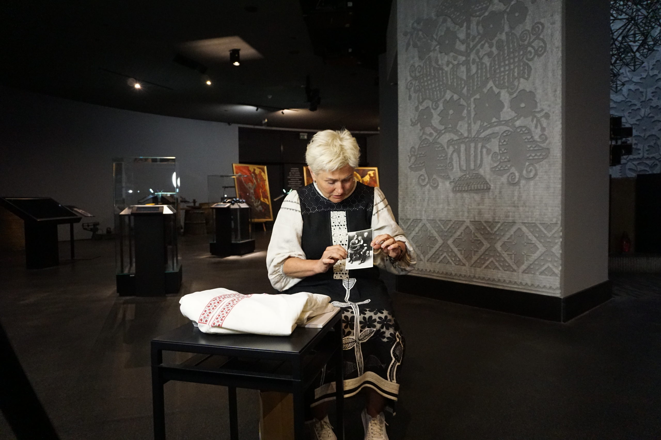 The daughter of Holodomor witness Serhii Plachynda handed over her father’s belongings to the Museum