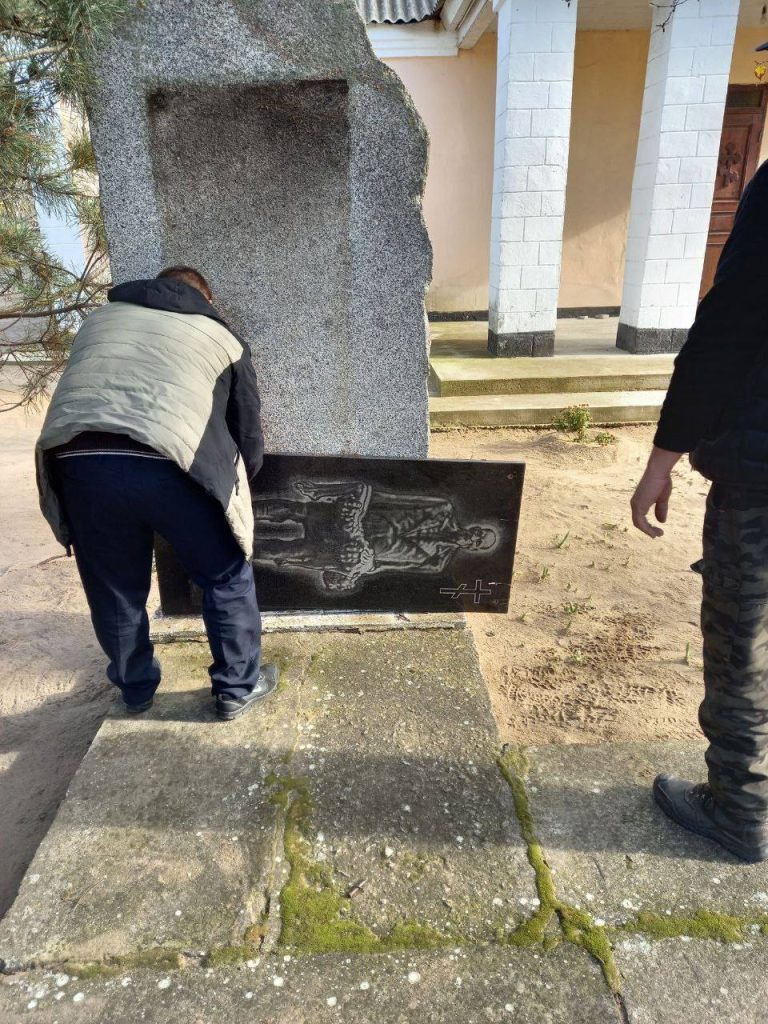 The museum is outraged by the destruction of monuments to the Holodomor victims in the Kherson region
