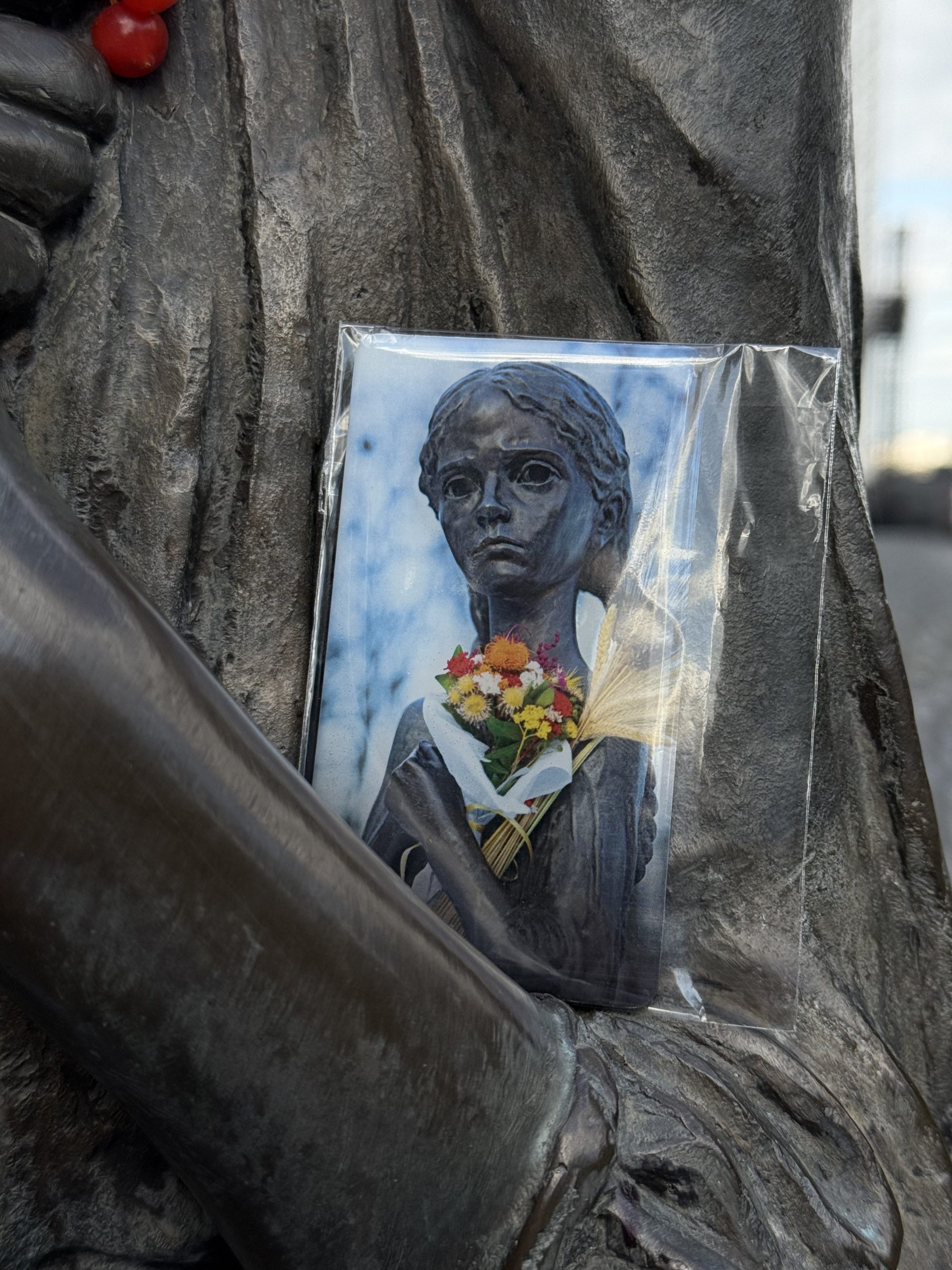 Магніт зі скульптурою «Гірка пам’ять дитинства». 52 гривні