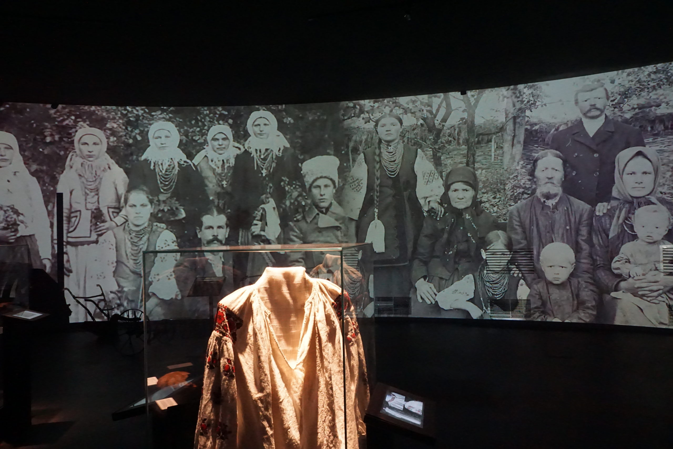 Руки що ставлять запалені свічки