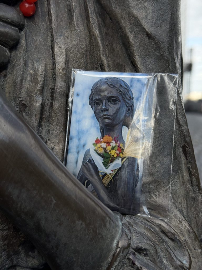 Магніт зі скульптурою «Гірка пам’ять дитинства»